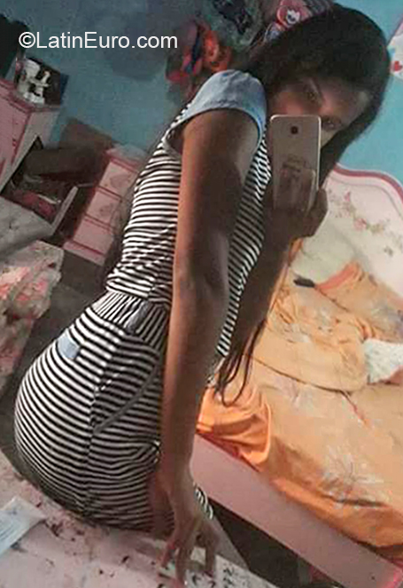 Date this georgeous Venezuela girl Estefania from Caracas VE2881