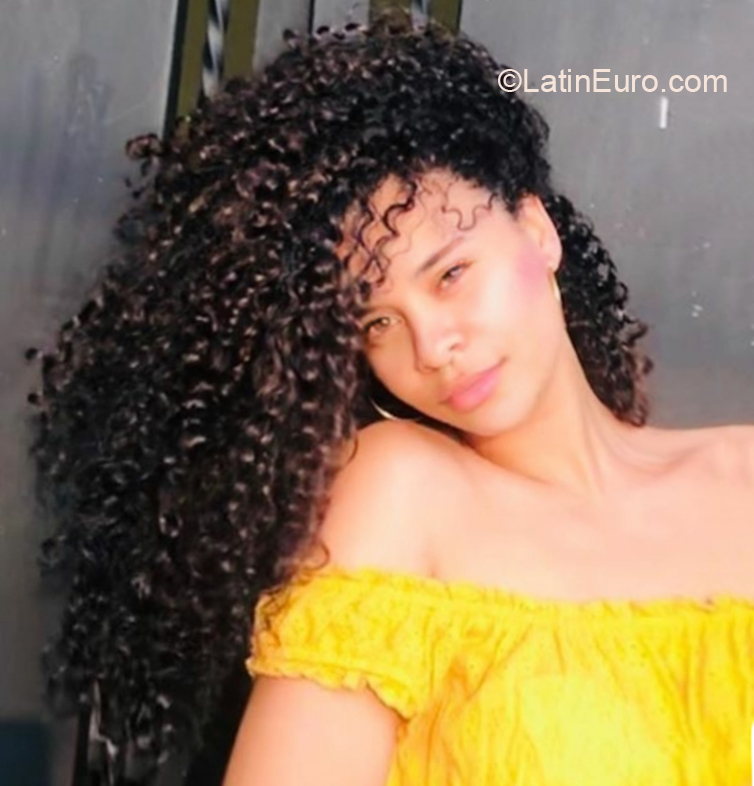 Date this beautiful Dominican Republic girl Nicole from Santiago DO37037