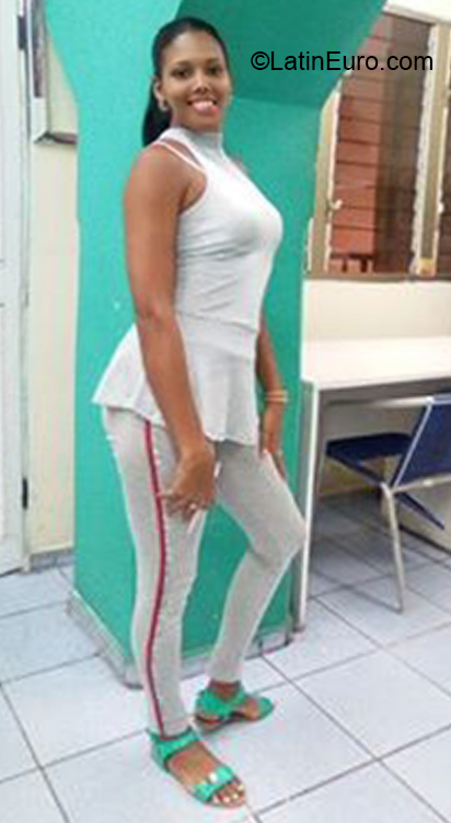Date this funny Cuba girl Mercedes from Santiago de Cuba CU644