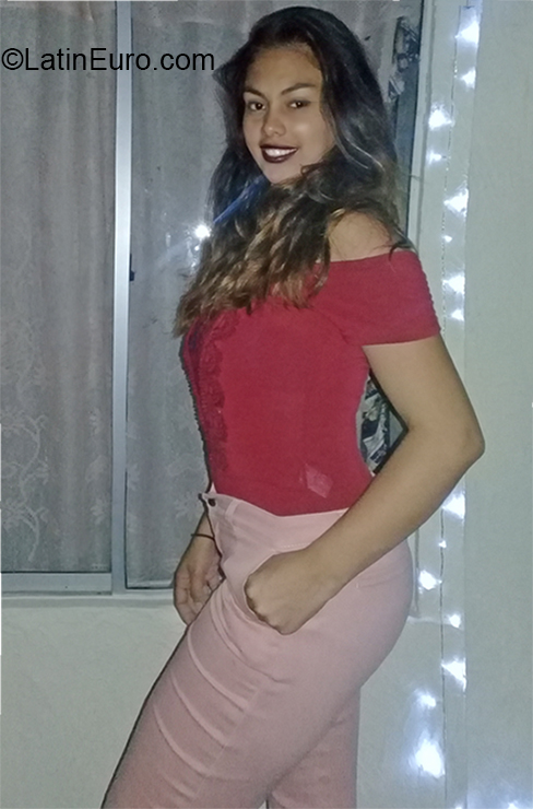 Date this foxy Colombia girl Paola from Barranquilla CO26616