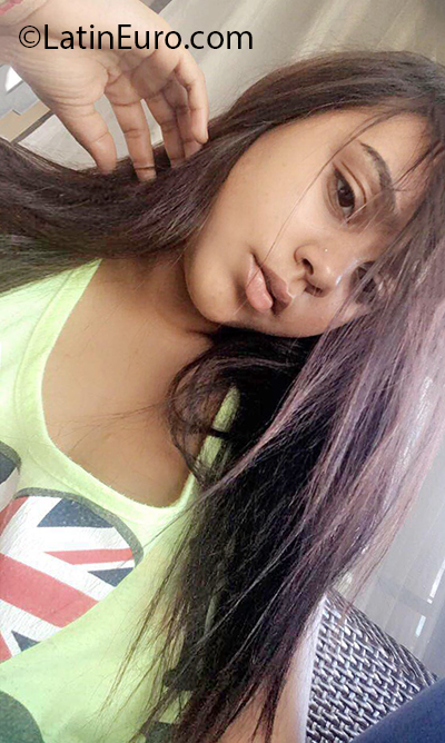 Date this nice looking Dominican Republic girl Nahomy from Bonao DO37212