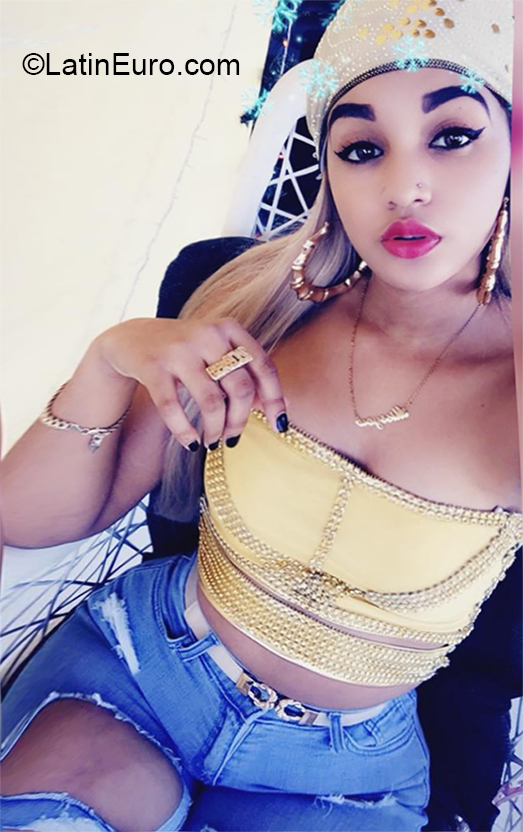 Date this lovely Dominican Republic girl Genesis from Santo Domingo DO37301