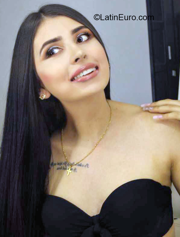 Date this gorgeous Colombia girl Tatiana from Medellin CO26780
