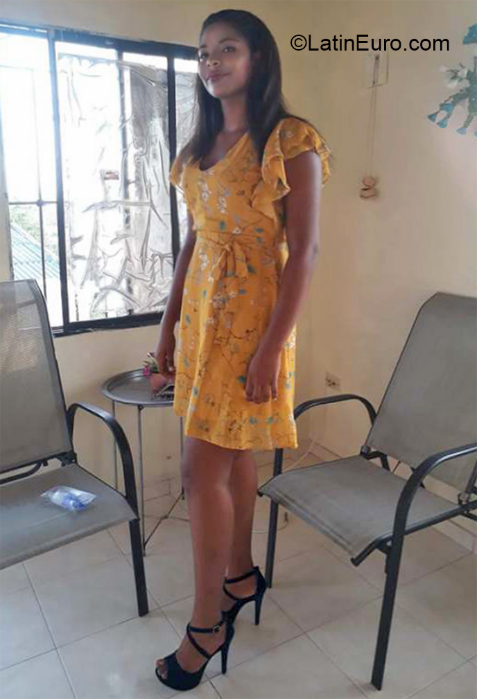 Date this lovely Colombia girl Maria from Santa Marta CO26786