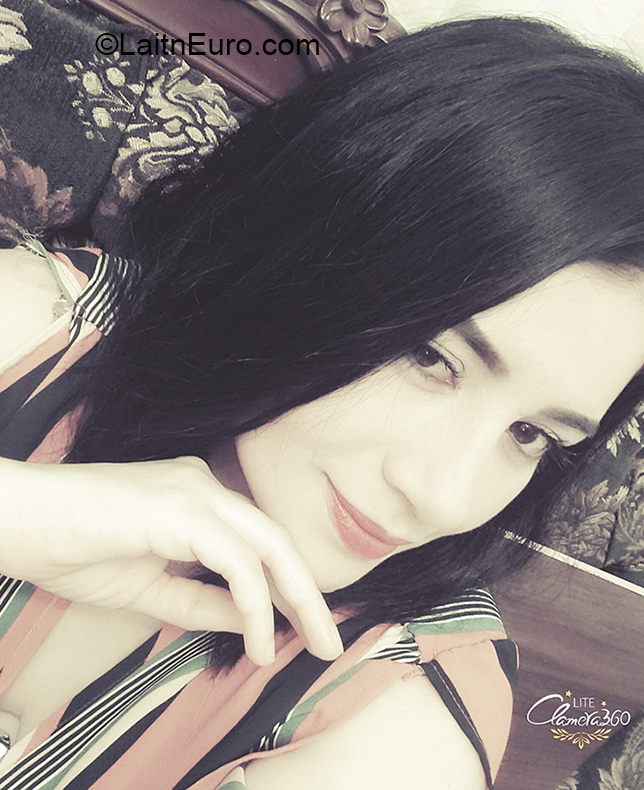 Date this charming Ecuador girl Damaris from Quito EC434
