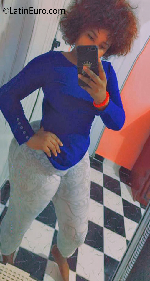 Date this nice looking Dominican Republic girl Ana carina from Santo Domingo DO37486