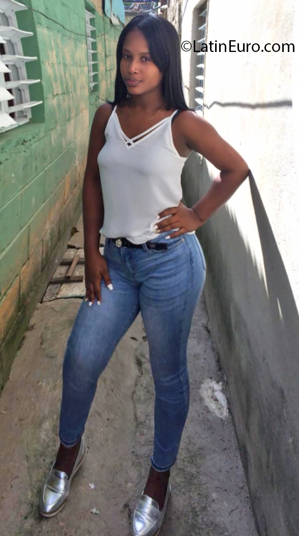 Date this sensual Dominican Republic girl Emi from Santiago DO37572