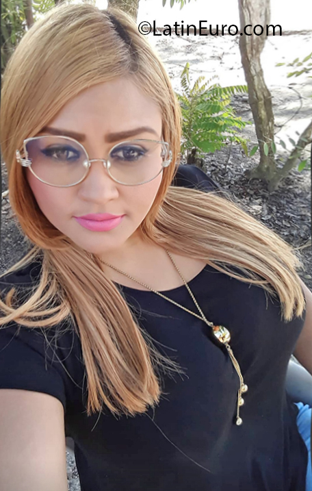 Date this tall Dominican Republic girl Victoria from Santiago DO37577