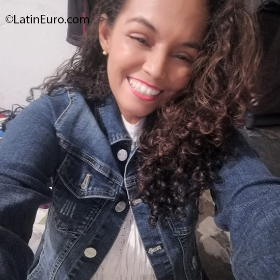 Date this voluptuous Colombia girl Mary from Bucaramanga CO26935