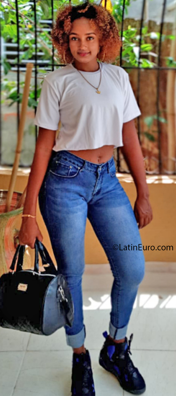 Date this nice looking Dominican Republic girl Erika from Santo Domingo DO37711