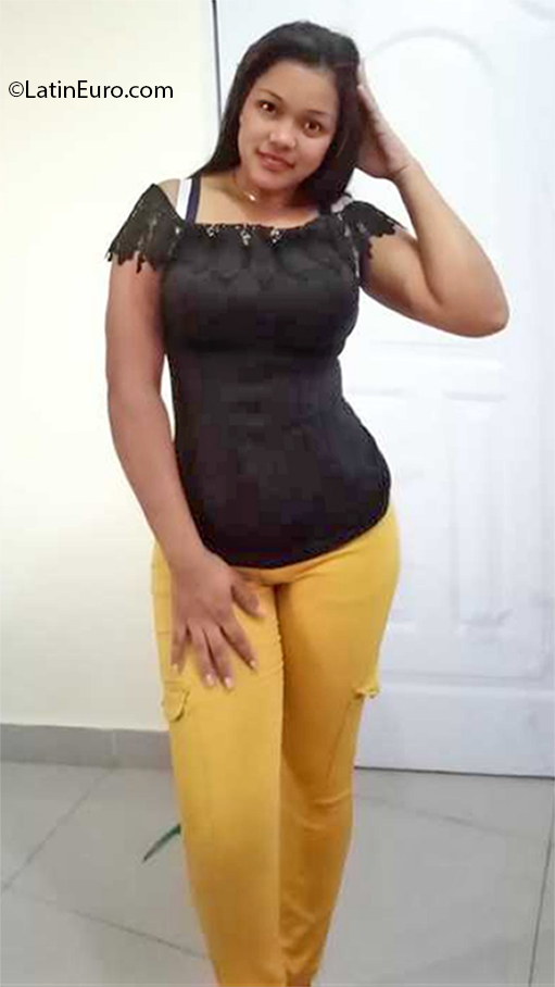Date this attractive Dominican Republic girl Dargelis from Santo Domingo DO37797