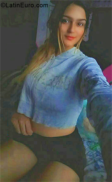 Date this lovely Colombia girl Dani from Cali CO27108