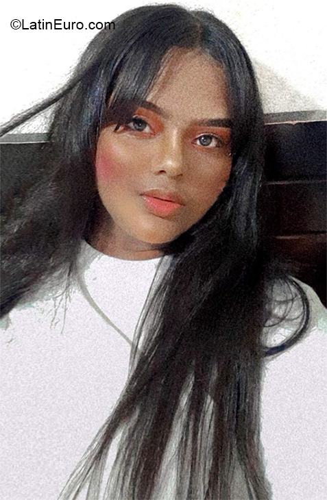 Date this good-looking Colombia girl Paola from Barranquilla CO27213