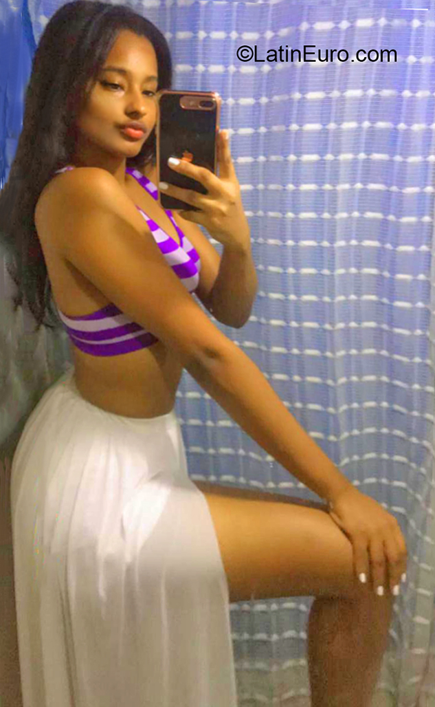 Date this attractive Dominican Republic girl Ana from La Vega DO38002