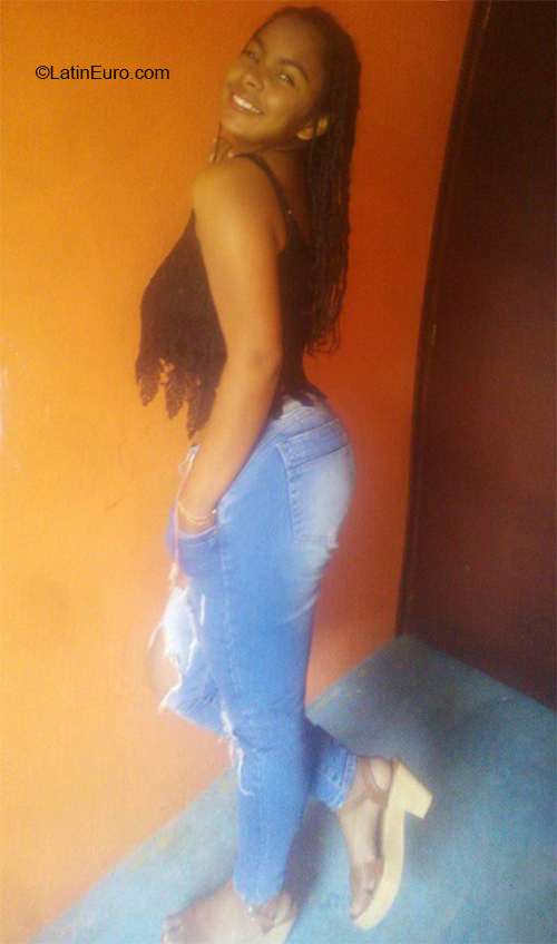 Date this happy Colombia girl Shayia from Bogota CO27241