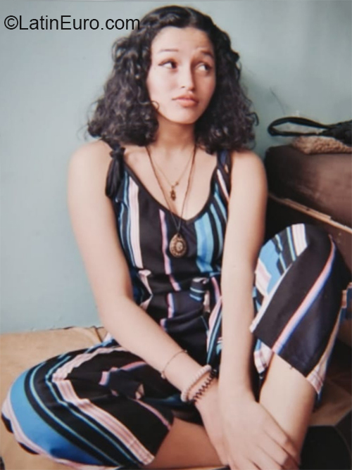 Date this beautiful Colombia girl Luisa from Bogota CO27292