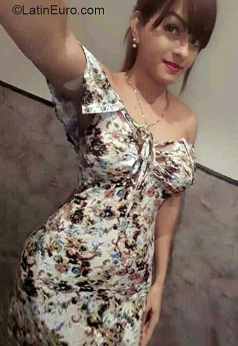 Date this attractive Venezuela girl Yessy from Zulia VE3187