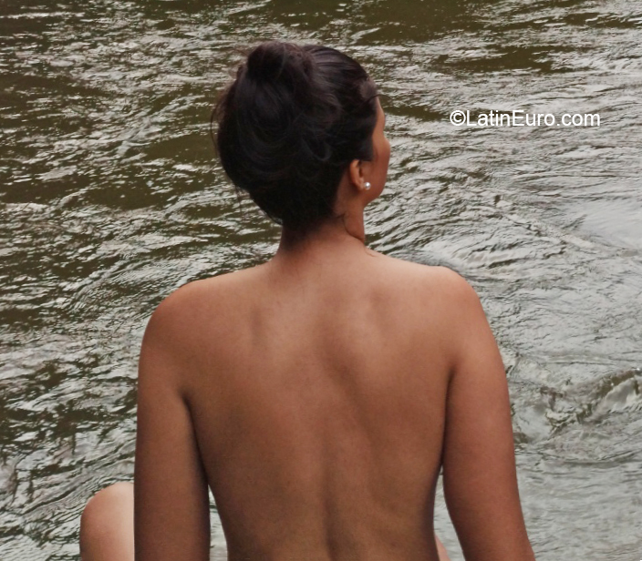 Date this attractive Colombia girl Laura from Bogota CO27371