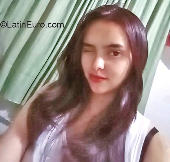 Date this voluptuous Colombia girl Daniela from Bogota CO27379