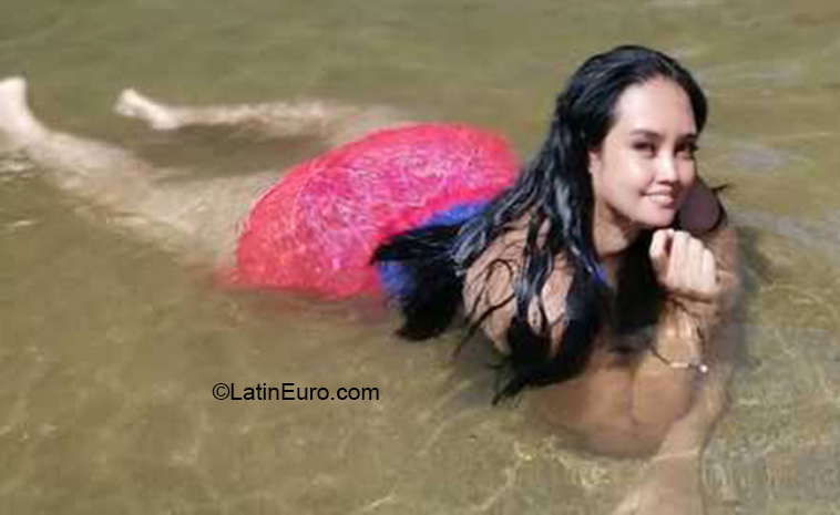 Date this athletic Colombia girl Kris from Medellin CO27554