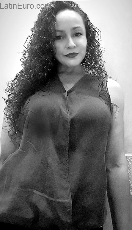 Date this nice looking Colombia girl Luz from Bogota CO27658