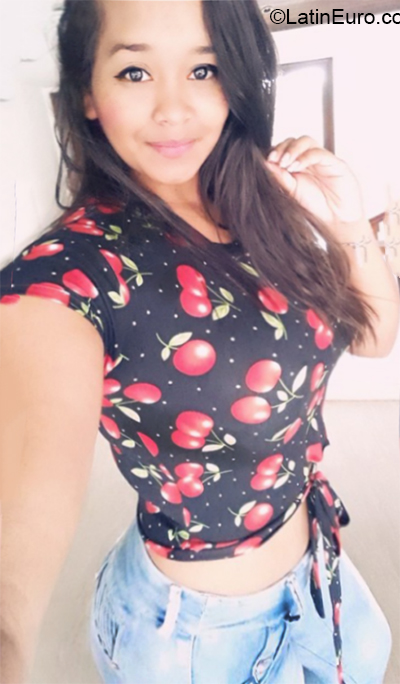 Date this beautiful Venezuela girl Dayana from  VE3721