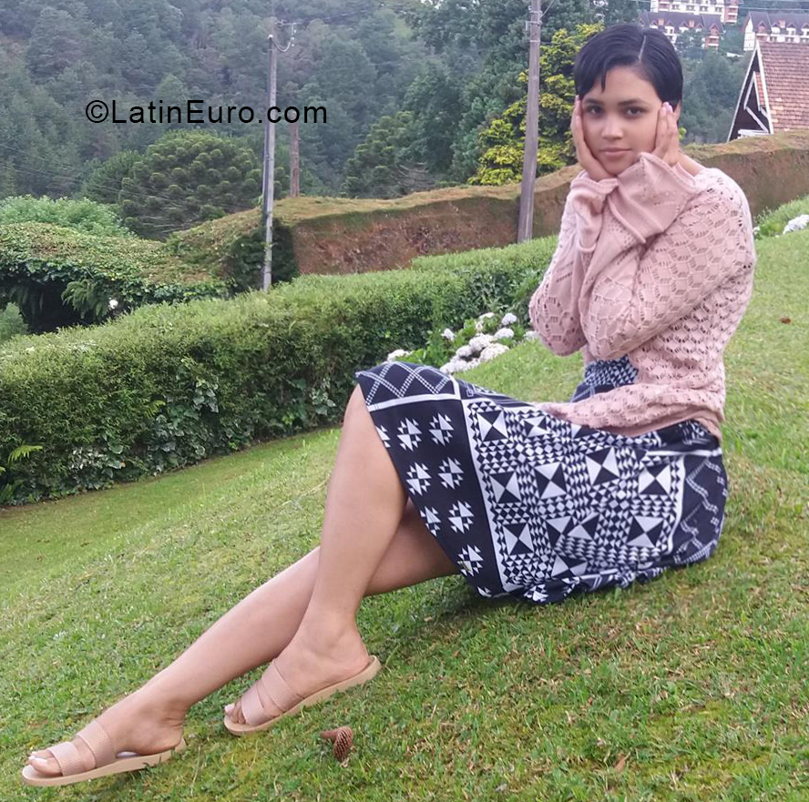 Date this attractive Brazil girl Aurora from Sao Paulo BR11215