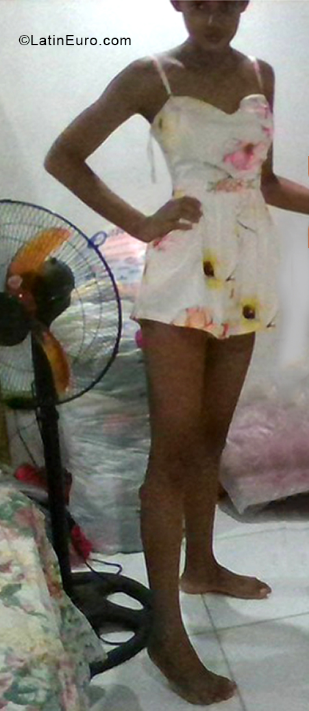 Date this happy Dominican Republic girl Escarlett from Santo Domingo DO38616