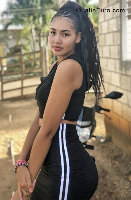 Date this attractive Dominican Republic girl Nicki from Santo Domingo DO38665