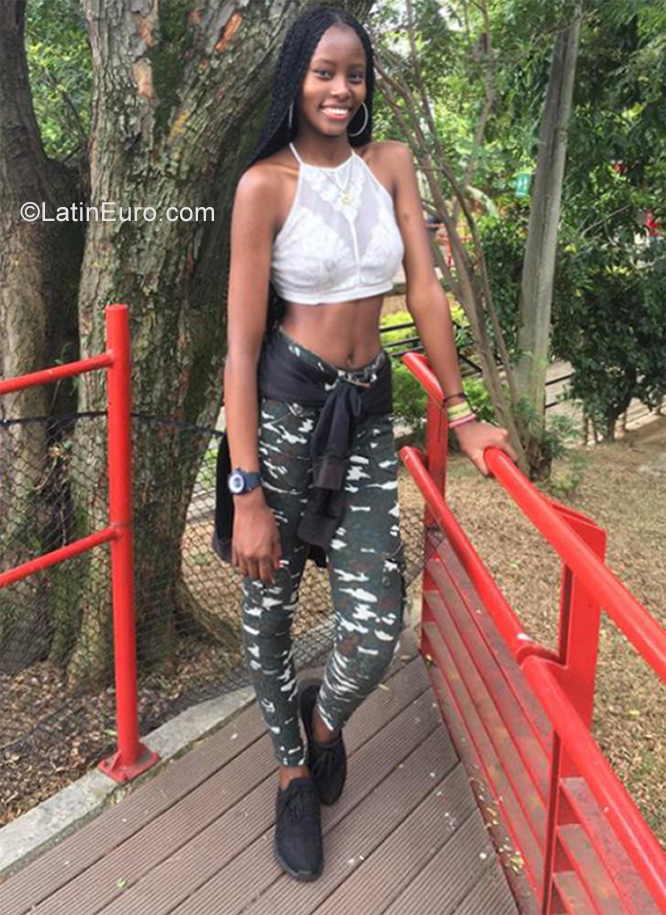Date this hard body Colombia girl Karla from Medellín CO28695