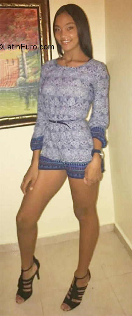 Date this georgeous Dominican Republic girl Alexandra from Barahona DO40035