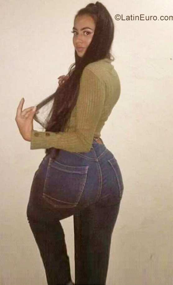 Date this young Colombia girl Dayana from Medellin CO28940