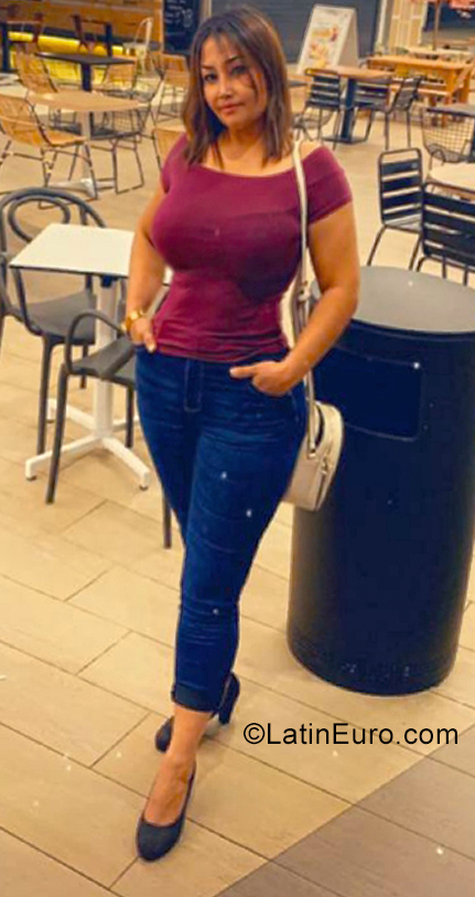 Date this pretty Spain girl Luz from Madrid ES576