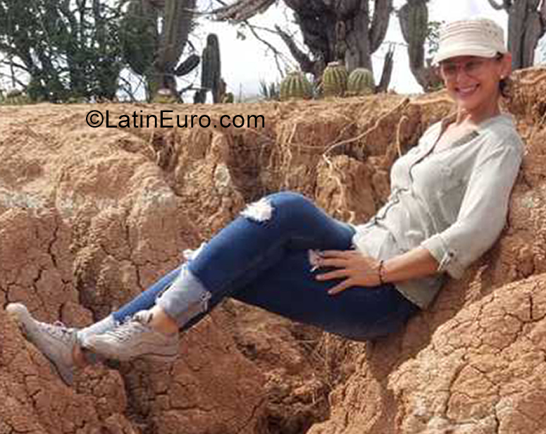 Date this attractive Colombia girl Maria from Bogota CO29099