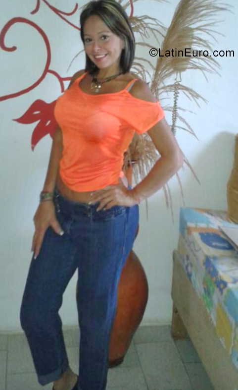 Date this stunning Venezuela girl Rasi from Maracay VE3654