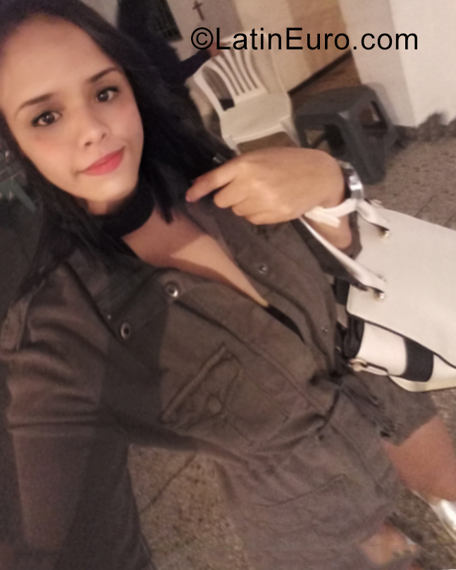 Date this sultry Venezuela girl Daniela from Valencia VE3695
