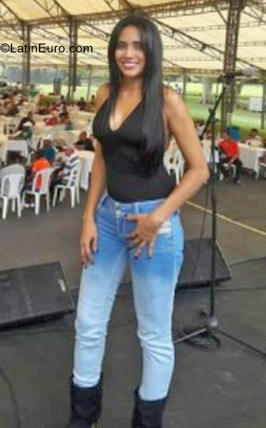 Date this attractive Colombia girl Leonela from Cali CO29309
