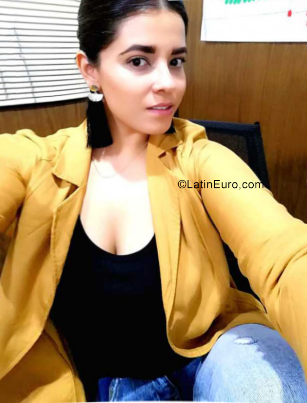 Date this voluptuous Mexico girl Michelle from Guadalajara MX2246