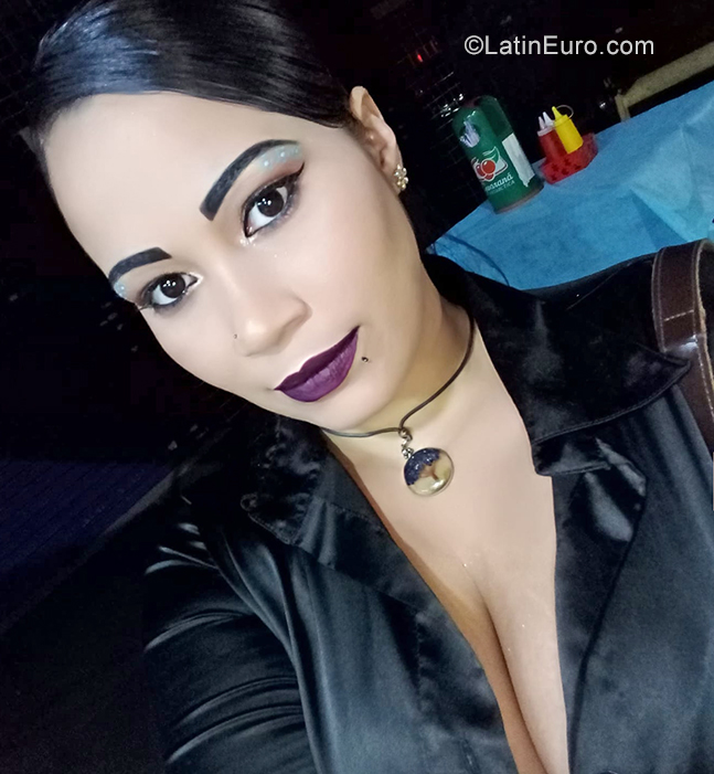 Date this good-looking Brazil girl Angela from Curitba BR11313