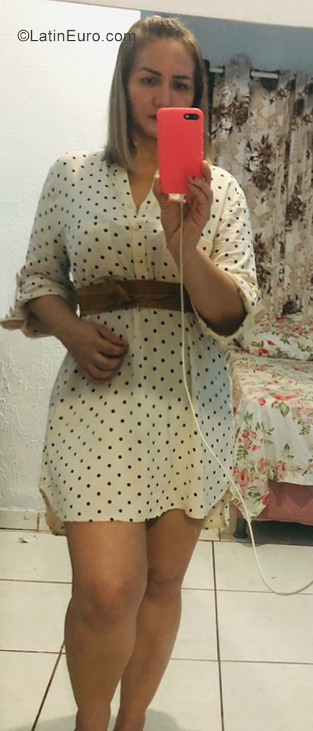 Date this nice looking Brazil girl Iza from Manaus BR11320