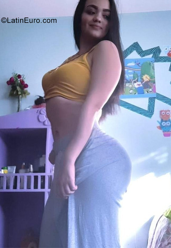 Date this voluptuous Ecuador girl Jaely from Quito EC737