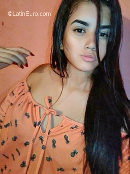 Date this hard body Venezuela girl Alexandra from Valencia VE3831