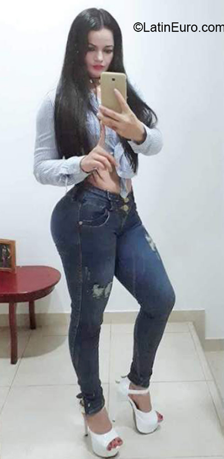 Date this attractive Colombia girl Aura from Palmira CO30181