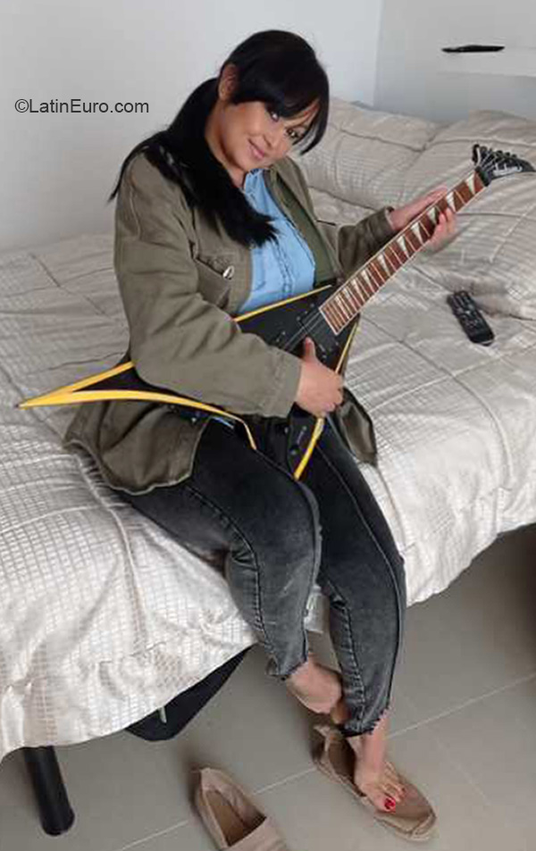 Date this nice looking Spain girl Aura from Barcelona ES627