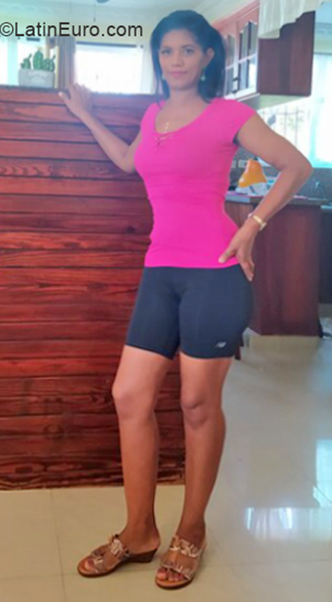 Date this sensual Dominican Republic girl Gladys from Santiago De Los Caballeros DO39971