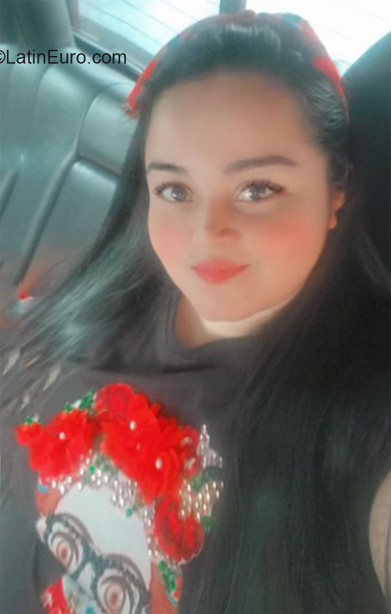 Date this attractive Colombia girl Alejandra from Bogota CO30519