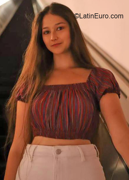 Date this happy Ecuador girl Emilia from Quito EC828