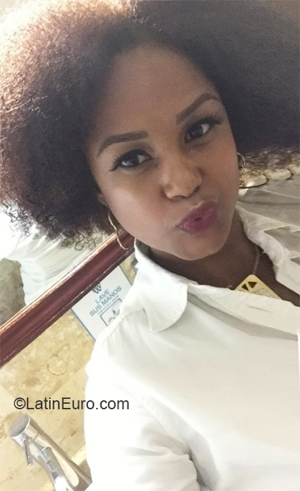 Date this charming Dominican Republic girl Esther from Santo Domingo DO40019