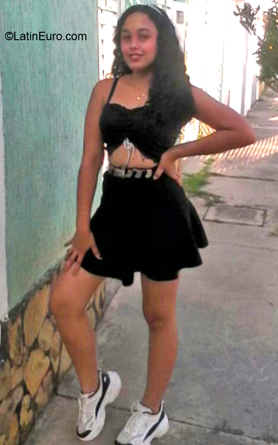 Date this lovely Venezuela girl Neyli from Maracay VE4022