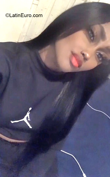 Date this charming Dominican Republic girl Arlenis from Santiago De Los Caballeros DO40102